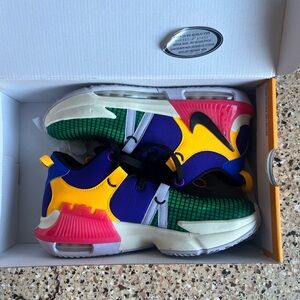 Like new Nike LeBron basketball witness VII GS vivid purple green pink